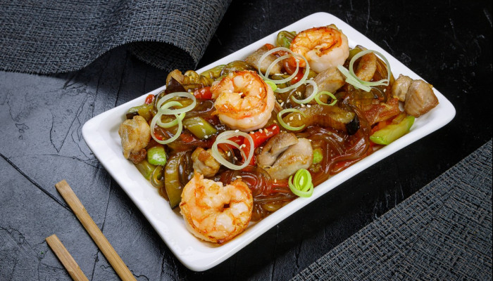 Лапша Харусаме с курицей и креветками